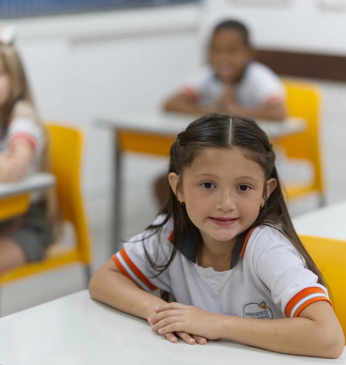 Criança do Primeiro Mundo sorrindo