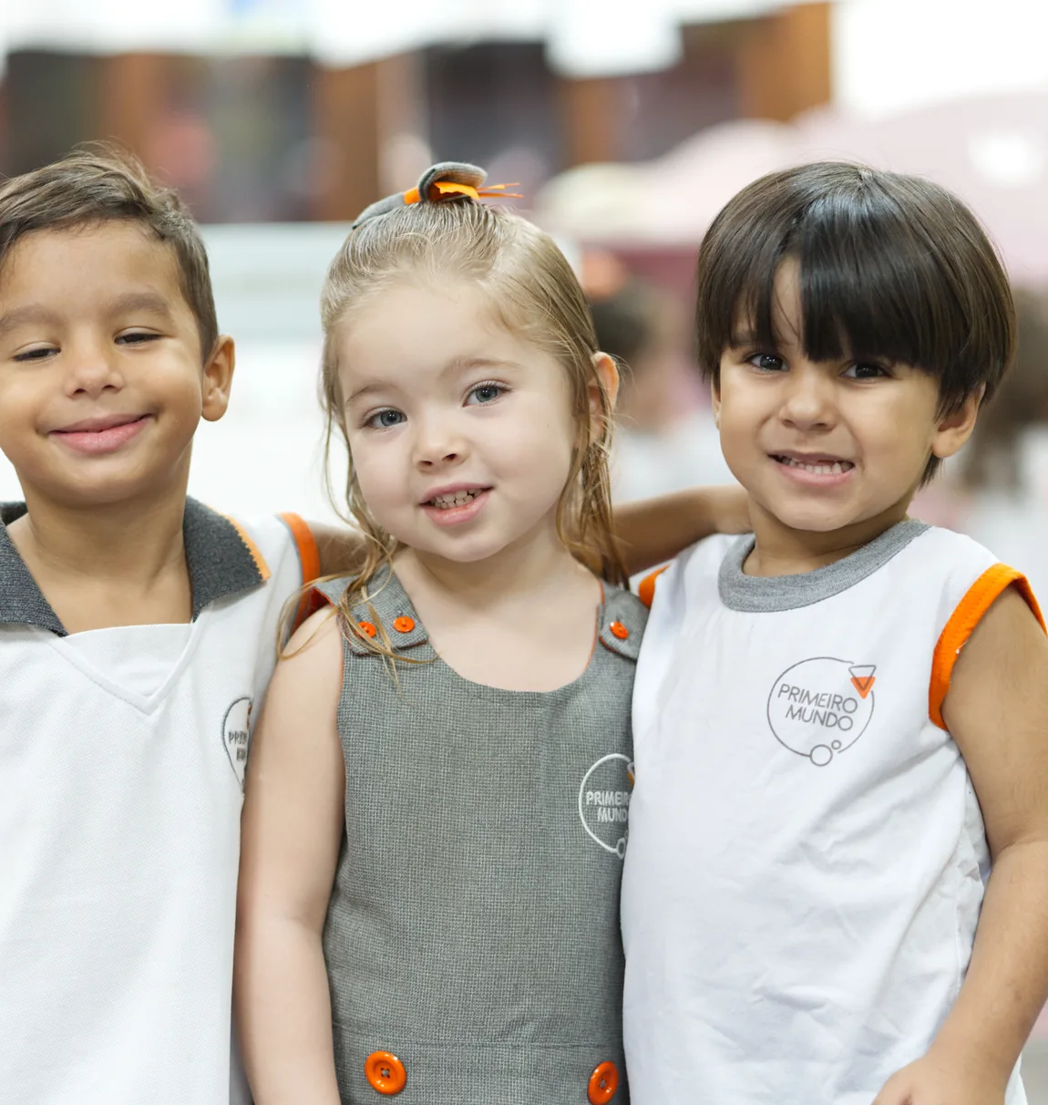 Criança do Primeiro Mundo em atividade na Educação Infantil