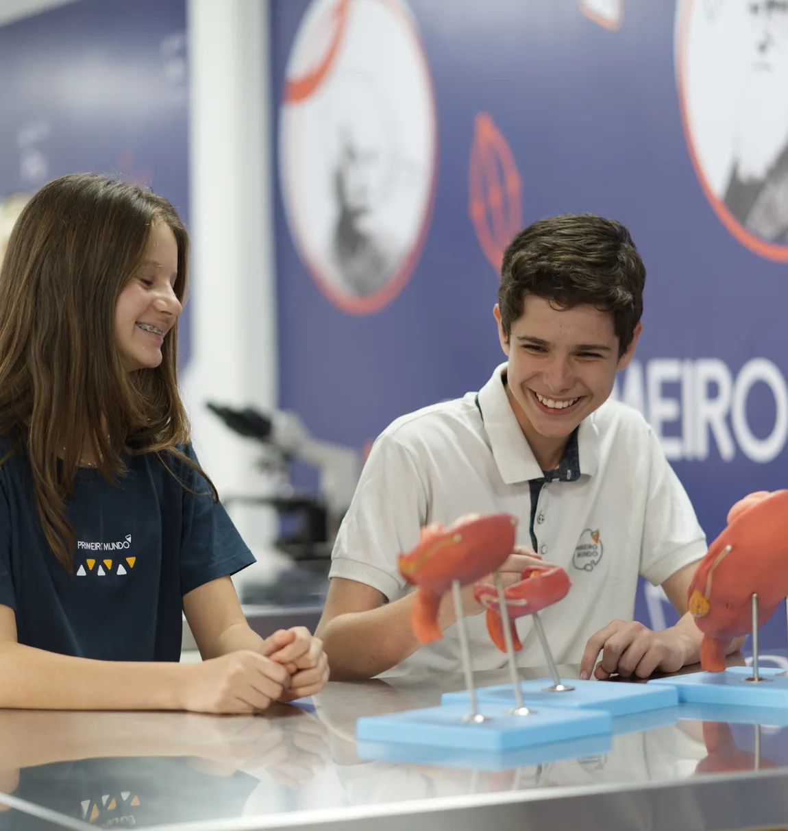 Aluno do Ensino Fundamental do Primeiro Mundo sorrindo