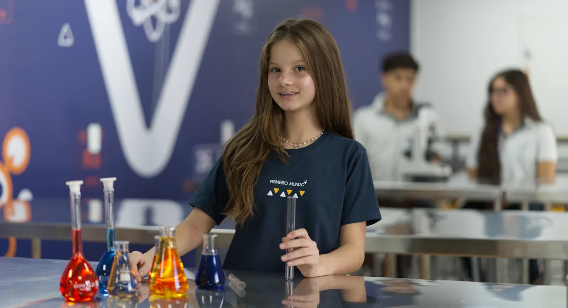 Aluno do Ensino Fundamental do Primeiro Mundo em atividade bilíngue