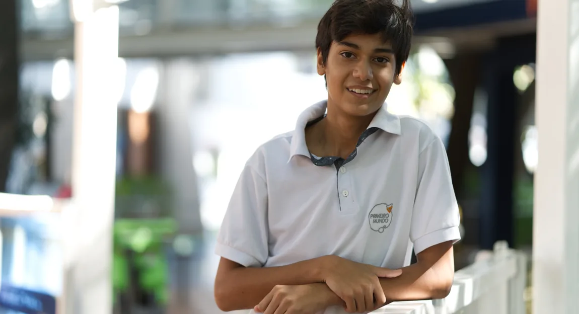 Aluno do Ensino Fundamental do Primeiro Mundo em atividade bilíngue