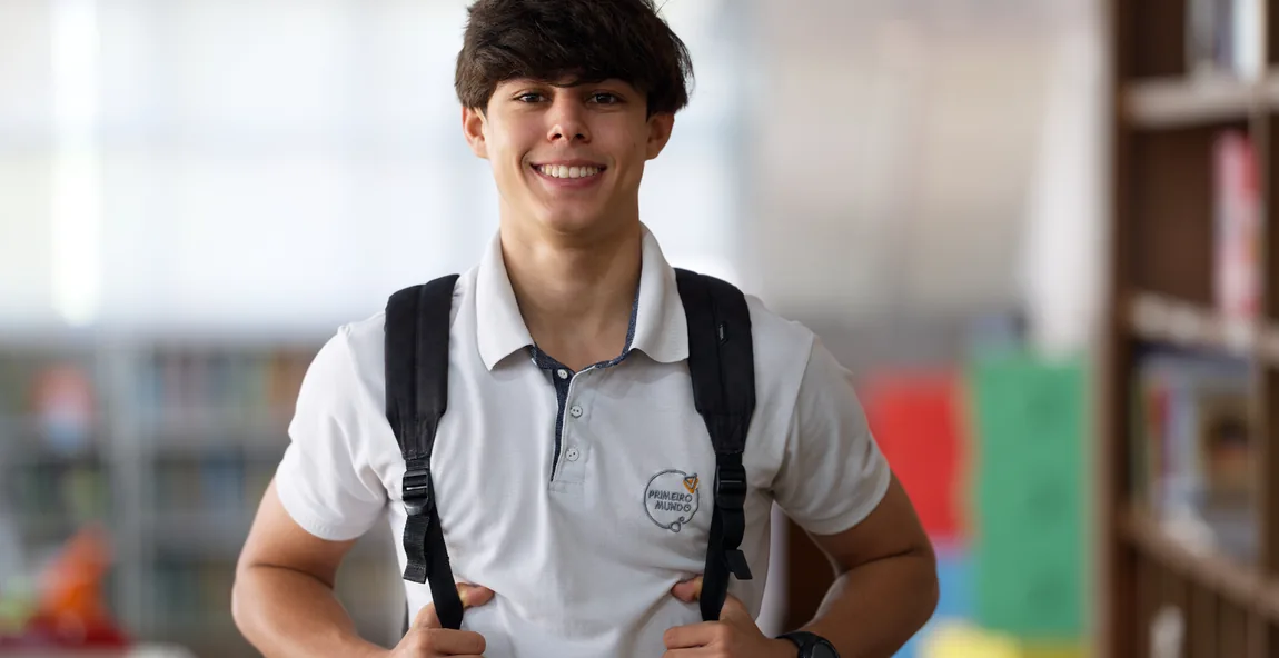 Aluno do Ensino Médio do Primeiro Mundo em atividade bilíngue