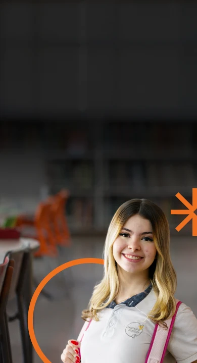 Aluna do Ensino Médio do Primeiro Mundo sorrindo